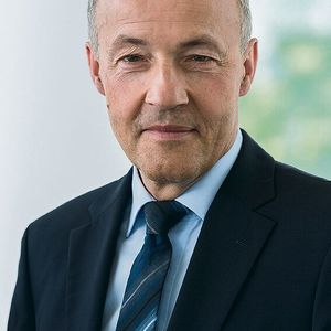 Bernd Zapf, Leiter Development New Business & Technology bei der Gebr. Heller
Maschinenfabrik GmbH in Nürtingen: „Wir werden unsere Maschinen ausschließlich über einen gesicherten Kommunikations-Computer ins Internet bringen.“