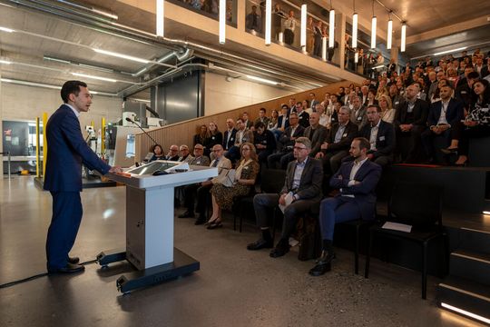 Nach der Begrüssung durch Co-CEO Yannick Berner sowie den Grussworten des Aargauer Regierungsrats Dieter Egli und des Swissmechanic-Präsidenten Nicola Tettamanti wurden die neuen Räumlichkeiten des Urma Experience Centers offiziell eröffnet.(Bild:  Urma AG)
