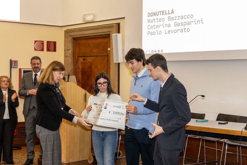 German Consul General Susanne Welter (left) presented the 2000 Euros first prize to Caterina Gasparini, Matteo Bazzacco and Paolo Levorato, students of the Bachelor's degree course in Design at IUAV in Vicenza (from left). (Source: Arburg/ Iuav)