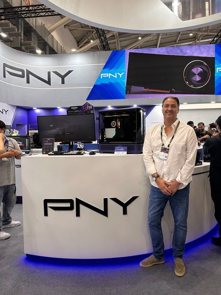 Frédéric Pierre (PNY) stellt die PNY GeForce RTX 5090, 32 GB, AIO Liquid Cooled Graphics Card vor. (Bild: Vogel IT-Medien)