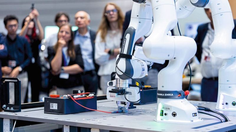 Die Franka-Dual-Arm-Roboterzelle ist darauf trainiert, verschiedene Werkzeuge und Handgriffe im Industriebereich anzuwenden. Hier zeigt die Zelle die geschickte Kabelführung bei der Kabelbaumontage. Um ihre Fähigkeiten weiterzuentwickeln, nutzt das System Simulationen digitaler Zwillinge. Entwickelt wird die Roboterzelle von der Technischen Universität München (TUM), dem Jožef Stefan Institute (JSI) und der Universität Bremen. (Bild: DLR (CC BY-NC-ND 3.0))