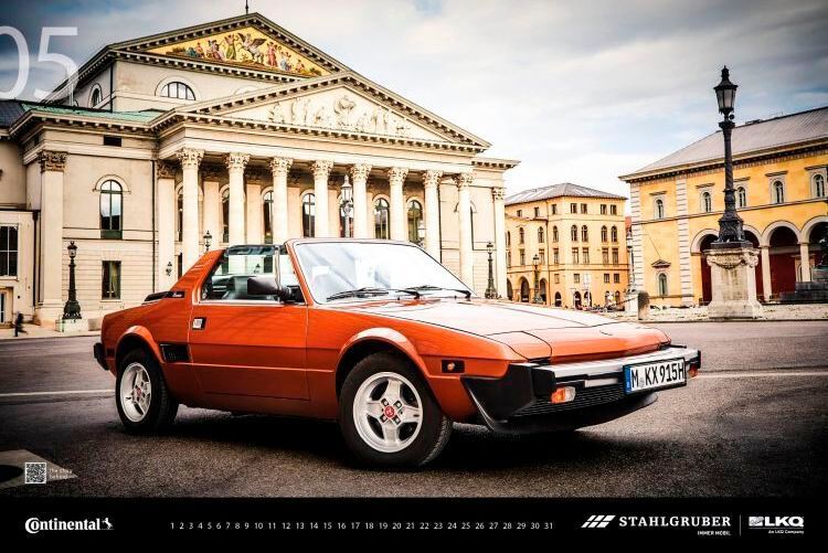 Den X1/9 baute Fiat mithilfe von Bertone von 1972 bis 1988 in rund 165.000  Einheiten. Er war der Nachfolger des Fiat 850 Spider. Es gab ihn in zwei Serien: eine mit 1,3 Litern Hubraum und eine mit 1,5 Litern. Etwa 75 Prozent der gesamten Produktion gingen in den Achtzigerjahren nach Nordamerika, wo der X1/9 dank seines Targadaches mit Überrollbügel auch als offenes Farhrzeug die Crashanforderungen der US-Behörden erfüllte.  (Stahlgruber)
