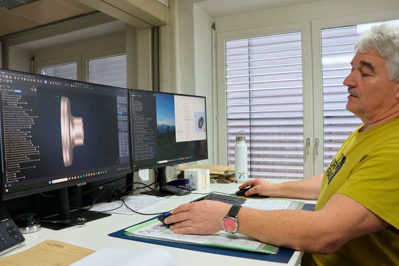 Rund 8000 Programme für Profilierrollen müssen jedes Jahr erstellt werden. Die Rollen sind jeweils sehr spezifisch auf das zu formende Profil abgestimmt. Mit Tebis ist sichergestellt, dass Kollisionen ausgeschlossen sind und sich die Maschinenbediener auf die Qualität der Programme verlassen können(Bild:  Maschinenmarkt/rw)