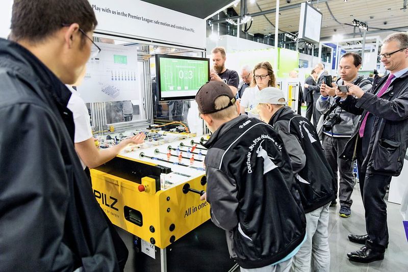 Das sichere Zusammenspiel von Sensorik, Steuerungs- und Antriebstechnik können Besucher des Messestandes von Pilz erleben, indem sie gegen die „automatisierte Pilz-Elf“ antreten. (Pilz)