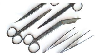 Verschleißfest und blendfrei: Speziell für Einsätze in modernen OPs mit vielen Kamera- und Beleuchtungssystemen eignen sich chirurgische Instrumente mit DLC-Beschichtung. (Bild: Axyntec)