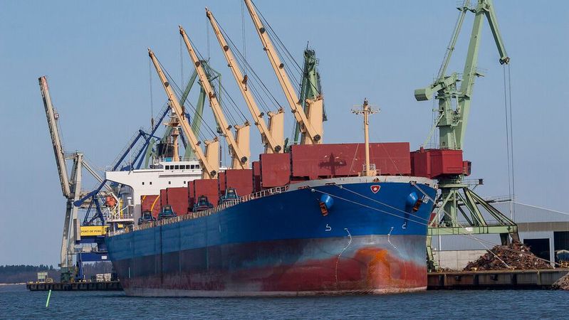 Die Schifffahrt, die weltweit um die 90 Prozent aller Waren transportiert, ist für mehr als zwei Prozent aller CO2-Emissionen verantwortlich. Die Schifffahrt, die weltweit um die 90 Prozent aller Waren transportiert, ist für mehr als zwei Prozent aller CO2-Emissionen verantwortlich.