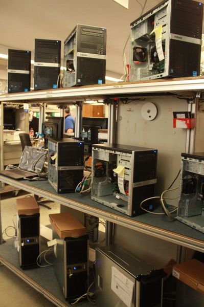 Hier werden verschiedene Geräte einem Dauertest unterzogen. (IT-BUSINESS/Sarah Maier)