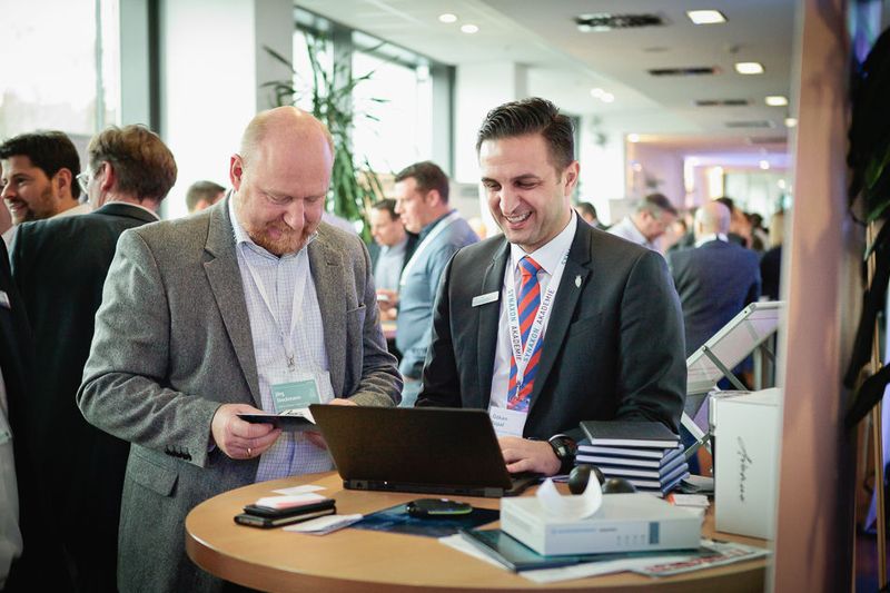 Jörg Stockmann (l., Hainke Computer) informiert sich am Stand von Özkan Topal (Rohde & Schwarz Cybersecurity). (Astrid Piethan)