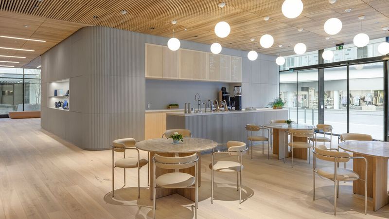 Im Café kann gibt es neben Kaffee und Kaltgetränken... (Bild: Nio)