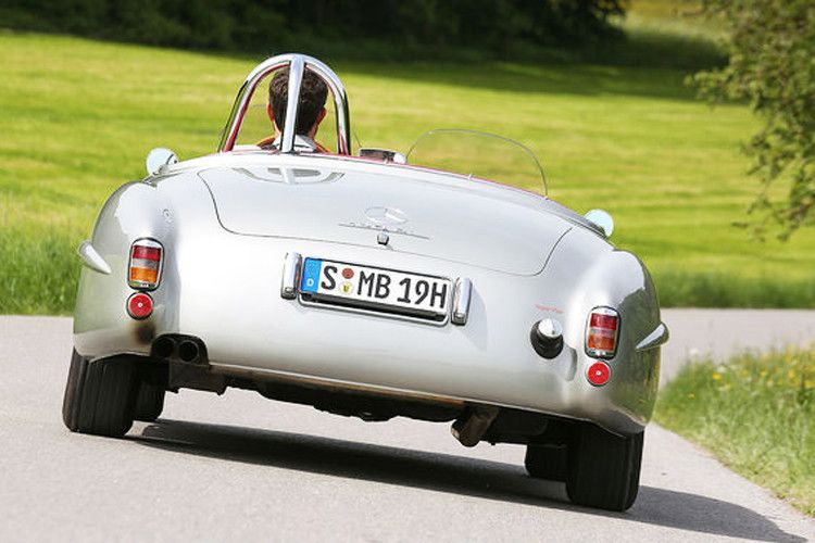 ... und berückender Rückenansicht präsentiert ... (Foto: Daimler)