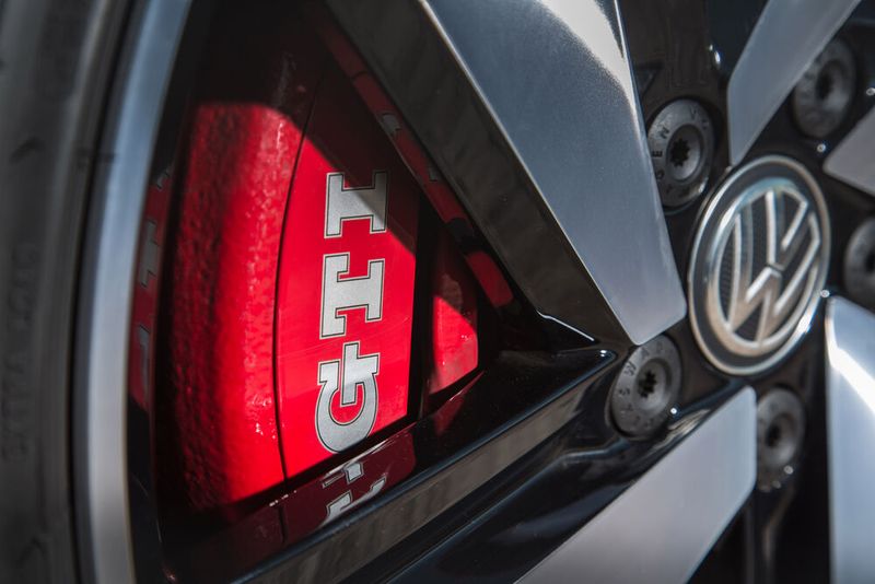 In der „Normalversion“ des GTI stehen dem Fahrer 230 PS zur Verfügung. Die Erweiterung, der GTI Performance, bringt es auf 180 kW/245 PS – 15 PS mehr als der Vorgänger. (Bild: Volkswagen)