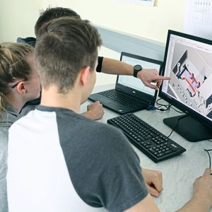 Obwohl die Schüler der HTL Karlstein offiziell erst ab dem Schuljahr 2018/2019 mit Eplan Harness proD in Berührung kommen werden, gab es für einige von ihnen bereits einen ersten Vorgeschmack auf eine intuitive Kabelbaum-Erstellung mittels „point-and-click“-Methode.