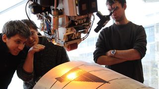 Forscher vom Fraunhofer ICT entwickeln den Prozess des Tapelegens weiter. (Bild: Fraunhofer ICT)