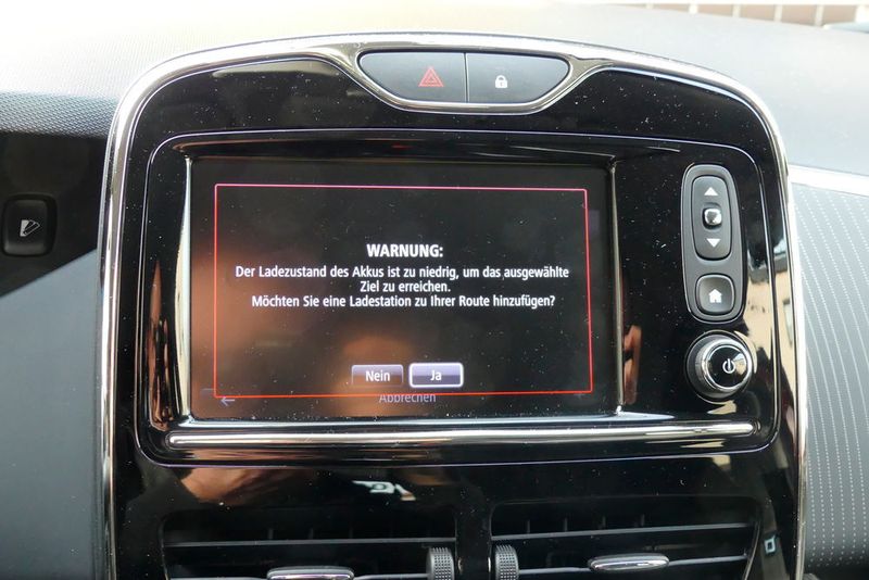 Solange der Bordcomputer keine ausreichende Datenbasis gesammelt hat, gibt er auch schon mal Fehlwarnungen aus. (Schmidt/»kfz-betrieb«)