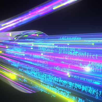 Ob die Datenübertragung via Kupferleitung oder Lichtwellenleiter sinnvoller ist, entscheidet der konkrete Anwendungsfall. (Bild: © Alexander Limbach – stock.adobe.com)