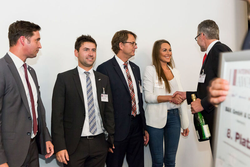 Hier freut sich das Team der B&K GmbH & Co. KG (BMW, Mini) aus Hamburg über die TOP-10-Platzierung beim Internet Sales Award 2017. Sara Arp nimmt die Glückwünsche von Jury-Mitglied Frank Ehlert (BDK) zum 8. Platz entgegen.  (Stefan Bausewein)