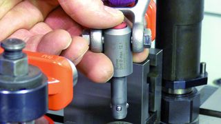 Bild 1: Ein Druck auf den roten Aluminiumknopf unterhalb des Schäkels löst den selbstsichernden Kugeltragbolzen aus der vorgefertigten Bohrung. (Bild: Halder)