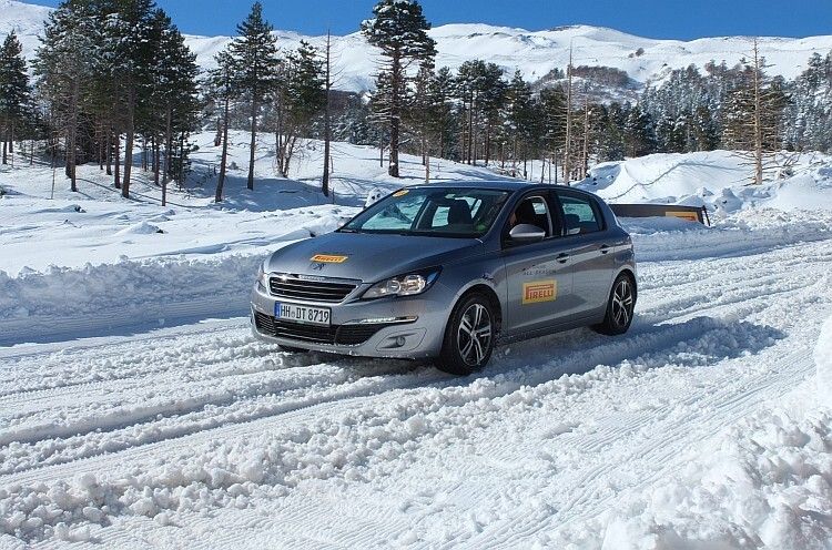 Mit dem tiefen, weichen Schnee kam der Allwetterreifen erstaunlich gut zurecht. (Foto: Rosenow)