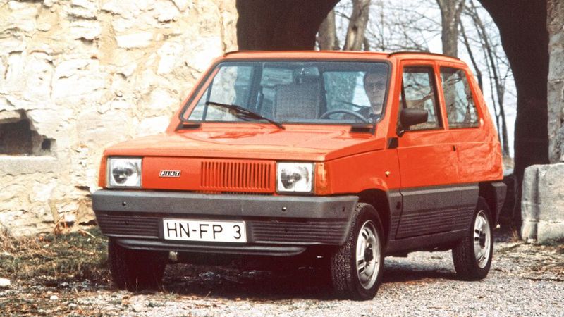 Den Panda der ersten Baureihe produzierte Fiat von 1980 bis 2003 über vier Millionen Mal. Er zählt damit zu den erfolgreichsten Modellen der Marke. Auf 3,40 m Länge bot er bei Bedarf Platz für vier Personen. (Bild: Fiat)