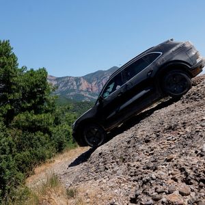 Auch ins Gelände kann der E-Cayenne(Bild:  Porsche)