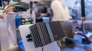 Das kompakte Simatic Edge Device auf Basis des Embedded Industrie-PC Simatic IPC227E ist durch integrierte Konnektivität zur Automatisierung an der Maschine angeschlossen. (Siemens)