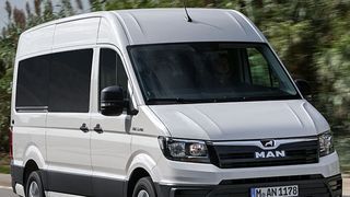 MAN hat einen verglasten Kombi als Shuttle-Fahrzeug zum Sonderfahrzeug für Taxi-Unternehmen und Limousinen-Dienste modifiziert und ins Portfolio aufgenommen. (MAN)