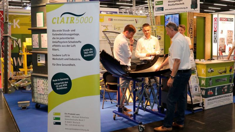 Wer eine mobile Absauganlage oder Karosseriewerkzeuge sucht, wird bei Michael Köberlein von KMW fündig, der gerade einem Kunden sein Kunststoff-Reparaturgerät vorführt. (Bild: Klasing)
