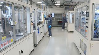 Das Fraunhofer ISE nebst Partnern hat den Zellaufbau von Batterien optimiert. In der gleichen Zellgröße steckt jetzt deutlich mehr Energie beziehungsweise Speicherkapazität. Hier werden Pouch-Zellen im Trockenraum des ISE gefertigt. Lesen Sie hier, warum das wichtig ist ... (Bild: Fraunhofer ISE)