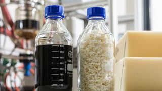 Materialkreislauf für geruhsameren Schlaf: BASF kann jetzt aus alten Polyurethan-Matratzen wieder Polyol machen (einer der Reaktionspartner für die Polyurethanherstellung). Daraus lässt sich mit Isocyanat und Wasser wieder neuer Schaumstoff für Matratzen herstellen.  (BASF)