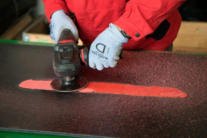 Nach etwa 20 bis 30 Minuten kann die Masse mit einem Schleifgerät oder Winkelpolierer glatt geschliffen werden. (Bild: ralweb.de)