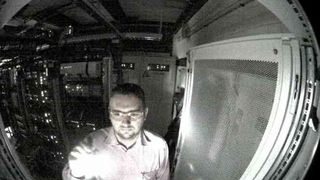 Ein ausgeklügeltes Sensor-Kamera-System zur optischen Raumüberwachung hält Datendiebe und Saboteure vom Schaltraum fern. (Tec Trade Solution)