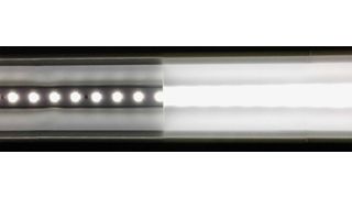 Licht für Industriehallen: Cree hat in Kooperation ein Referenzdesign aus 72 High-Power-LEDs entwickelt. Dank einer speziellen Folie (rechts) mit einer optischen Effizienz von 92 Prozent ließ sich das Verhältnis von Lumen zu Candela (lm/cd) von 0,36 auf 0,47 erhöhen. (Cree)