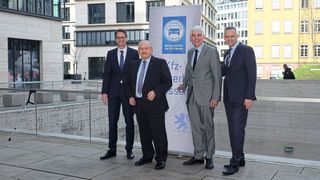 Die Jahresbilanz für das Kfz-Gewerbe Hessen legte der Vorstand diesmal wieder nur digital vor: (v. l.) Geschäftsführer Joachim Kuhn, Präsident Jürgen Karpinski, Vizepräsident Michael Kraft und Pressesprecher Roger Seidl. (Zietz/»kfz-betrieb«)