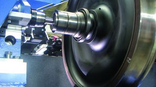 Das Prüfsystem »OptoInspect 3D« zur automatisierten 3-D-Geometriemessung von Eisenbahnradsätzen wurde am Fraunhofer IFF in Magdeburg entwickelt und ermöglicht eine fehlerfreie Qualitätsprüfung noch im Produktionsprozess.  (Bild: Berndt Liebl/Fraunhofer IFF)