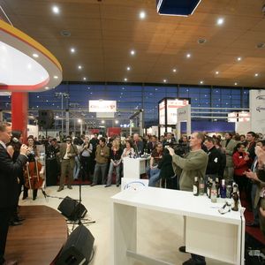 Andy Altmeyer (l.), Geschäftsführer des Dienstleisters A Eins, nutzte die CeBIT, um die Bedeutung des Themas eProcurement vor einem größeren Publikum zu verdeutlichen.