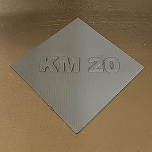 Bild 3:  3D gedrucktes Pad (Dimensionen: 20 mm x 20 mm x 1 mm) aus Keramold 20 (KM20).(Bild:  Kerafol)