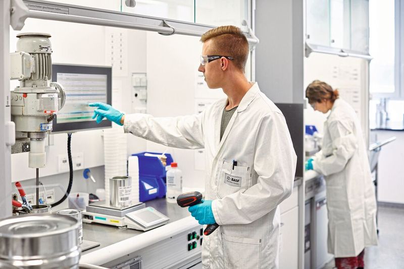 Alle Arbeitsaufträge werden digital gespeichert und dokumentiert, so dass Transparenz, Reproduzierbarkeit und Wissenstransfer zwischen den einzelnen Standorten gefördert wird. (Bild: BASF Coatings)