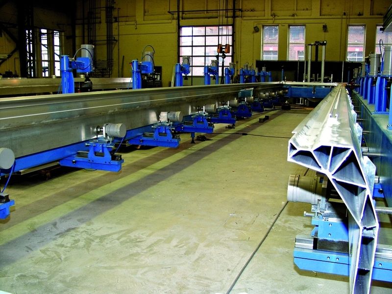 Bild 4: Die Vorrichtungen positionieren Aluminium-Strangpressprofile bis zu 20 m Länge für den Roboter-Schweißprozess.  Bilder: Cloos (Archiv: Vogel Business Media)