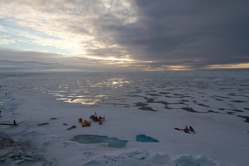 AWI-Meereisphysiker haben ein Eiscamp aufgebaut, um die Schmelztümpel auf dem arktischen Meereis zu untersuchen. (Alfred-Wegener-Institut/Marcel Nicolaus)