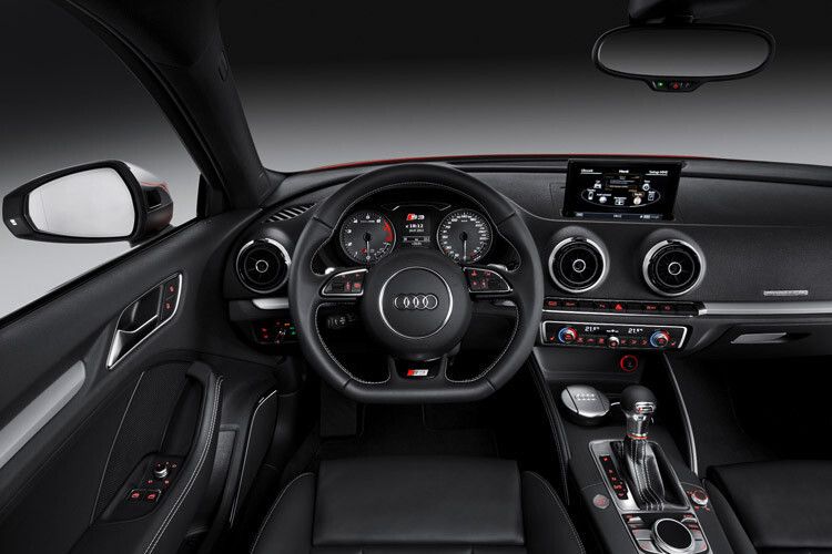 Nichtsdestotrotz geht es im Innenraum sportlich zu. (Foto: Audi)
