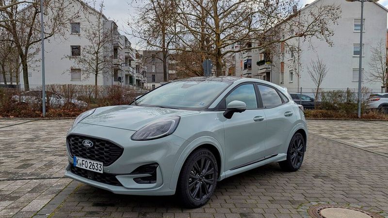 Auch nach gut fünf Jahren Laufzeit sieht der Ford Puma noch frisch aus. Gut 18.000 Exemplare fanden 2024 in Deutschland einen Käufer.(Bild:  Rosenow – VCG)