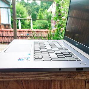 Der USB-A-Port auf der rechten Seite des Honor-Notebooks unterstützt nur USB 2.0.(Bild:  Vogel IT-Medien)