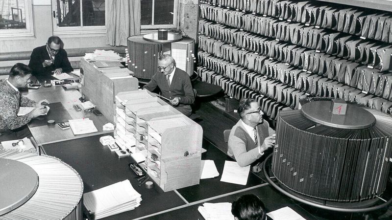 Die Datenerfassung bzw. Archivierung im Wandel der Zeit. In den Anfangsjahren, hier 1958, erfolgt dieser noch auf Papier bzw. Microfiche-karten. (Bild: KBA)