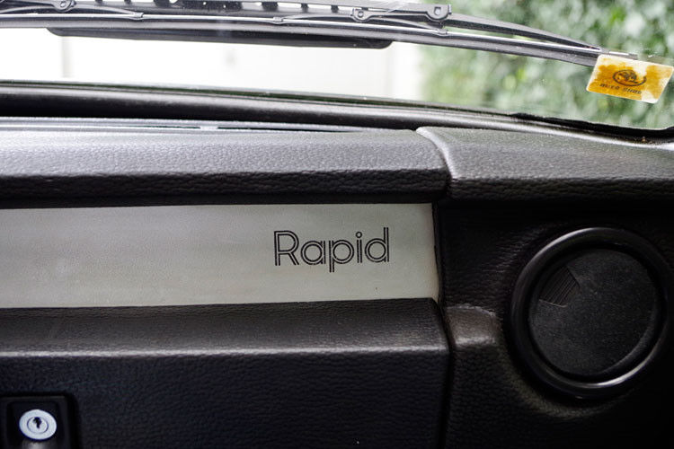 Der „Rapid“-Schriftzug auf der Armaturentafel wirkt nobel und weckt Reminiszenzen an deutlich teurere Autos. Kaum mehr als 30.000 Exemplare wurden gefertigt. Für ein gutes Exemplar können heute schon einmal 7.000 Euro über die Ladentheke wandern. Dann erhält man einen wahren Exoten, der insbesondere im Westen kaum bekannt ist. (Foto: Patrick Broich/SP-X)