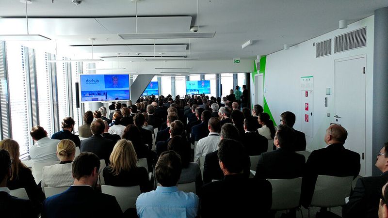 Susanne Klatten, Gesellschafterin und Aufsichtsratsvorsitzende der UnternehmerTUM GmbH, sprach auch schon im IBM Watson Center München. UnternehmerTUM wurde 2002 von der Unternehmerin Susanne Klatten gegründet. Mit mehr als 50 wachstumsstarken Technologie-Start-ups pro Jahr und ihrem einzigartigen Angebot ist sie das führende Zentrum für Innovation und Unternehmensgründung in Europa. Voller Saal? keine Masken? Ja klar, aber das Foto entstand noch vor der COVID-19-Pandemie. (Bild: Harald Karcher)