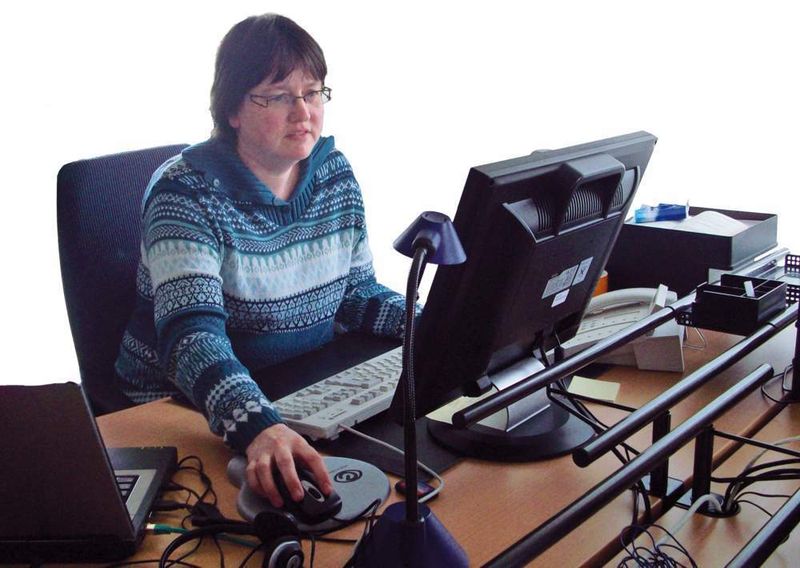 Software-Entwicklerin Ute Schlichting kennt die Problemstellungen der Stahlindustrie. Ihre Lösungsbausteine entstehen am PC, von der Funktion überzeugt sie sich auch bei der Inbetriebnahme vor Ort. Bild: Munde (Archiv: Vogel Business Media)