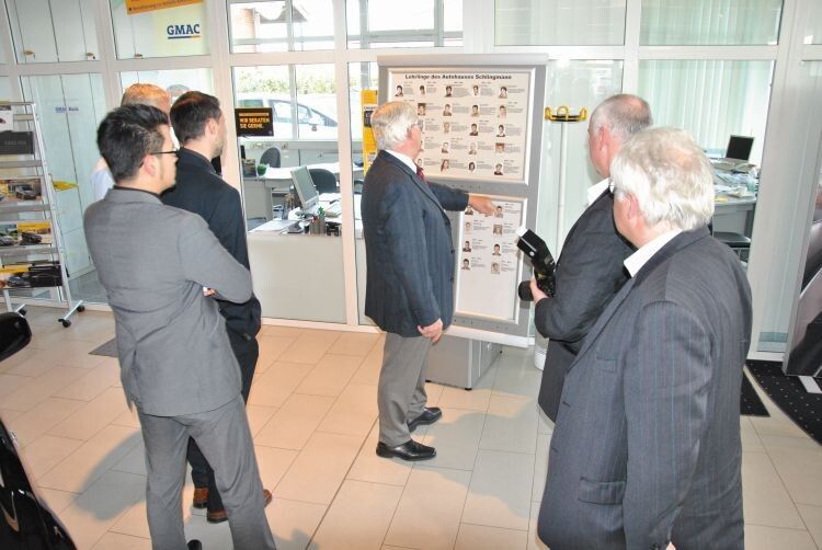 Theodor Schlingmann (Mitte) erläutert der Service-Award-Jury seine „Ahnengalerie“. Sie zeigt die Werdegänge der erfolgreichen Azubis – wer würdigt sonst in dieser Form seine Lehrlinge? (Foto: Dominsky)