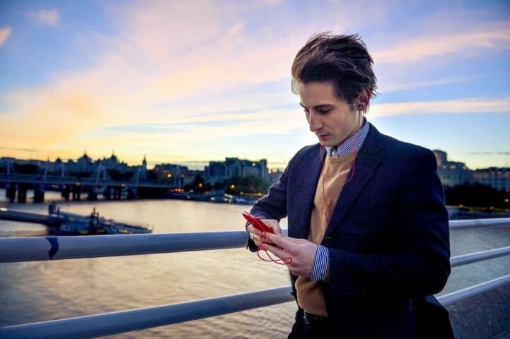 Unterwegs immer über alles informiert: Mit dem 8X von HTC. (Bild: HTC)