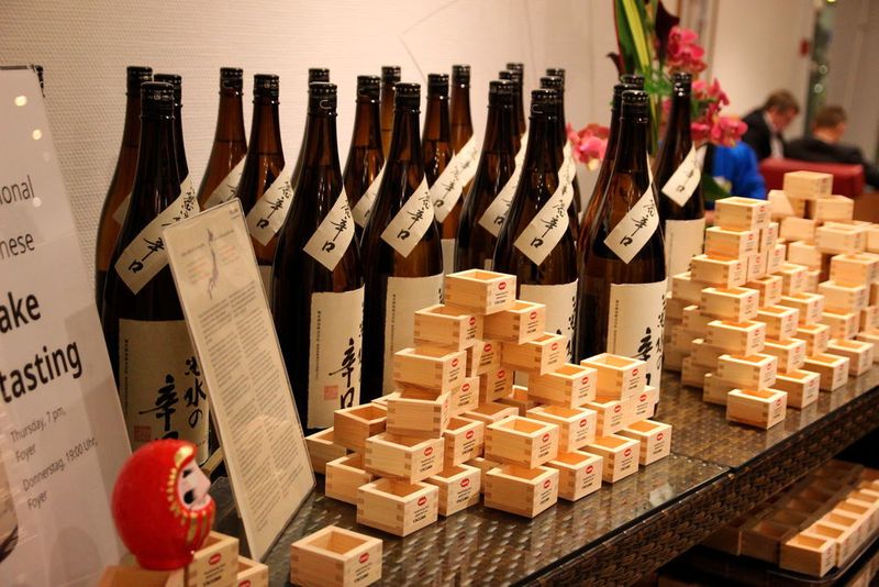 Am Abend begrüsste Hauptsponsor Yokogawa die Teilnehmer der Namur Hauptsitzung mit einem Sake-Ausschank. (Ernhofer/PROCESS)