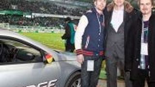 Gewinnübergabe am Spielfeldrand: Castrol Marketing Direktor henning von Rheden (mi.) überreichten den Schlüssel für den neuen VW Scirocco an Gewinner Niklas Ondra und Mitstreiter Mark Ziegert. (Castrol) (Archiv: Vogel Business Media)